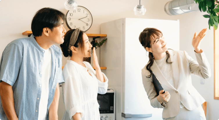 男性と女性が会話をしている様子の画像