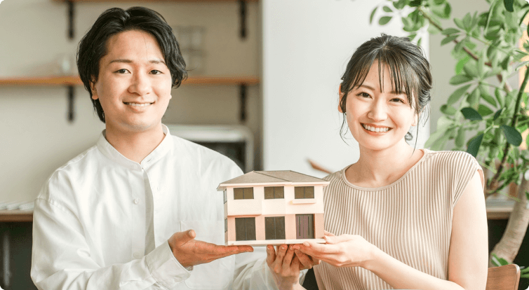 男性と女性が笑っているいる様子の画像