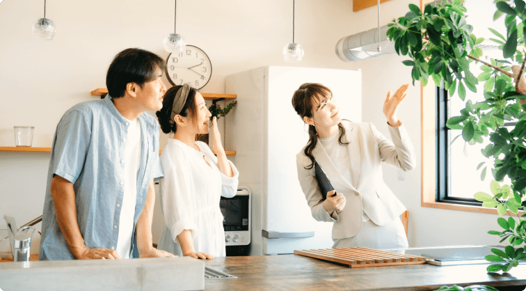 夫婦と女性が会話をしている様子の画像
