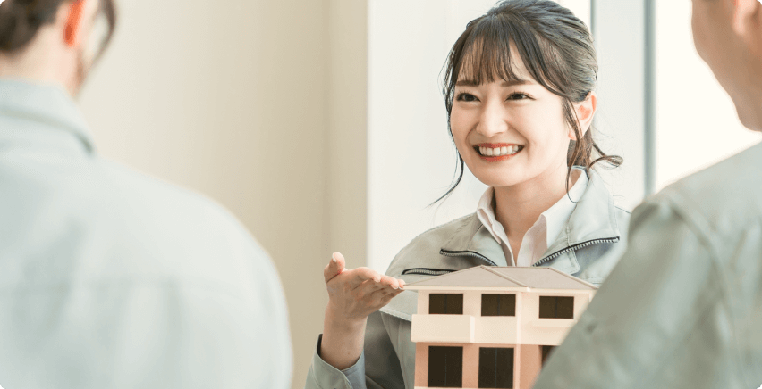 女性が説明をしている画像