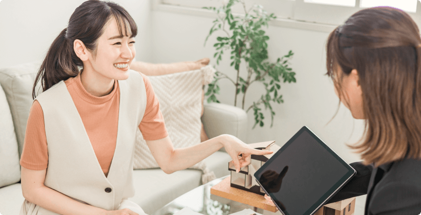 アドバイザーと会話をしている女性の画像